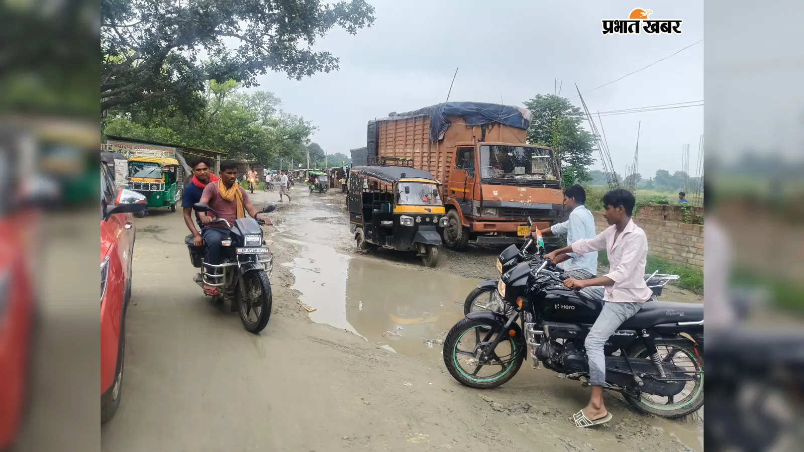 जमीनी हकीकत: हल्की बारिश में ही 'कीचड़-कीचड़' हो जाता है कोटवा मेन रोड, राहगीरों का पैदल चलना हुआ दुश्वार
