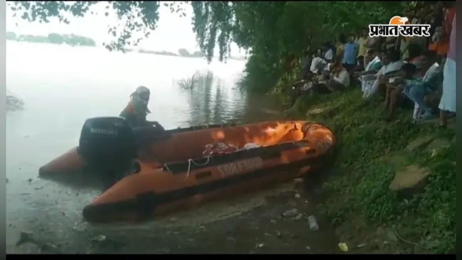 युवक को खोजते एसडीआरएफ व गोताखोरों की टीम