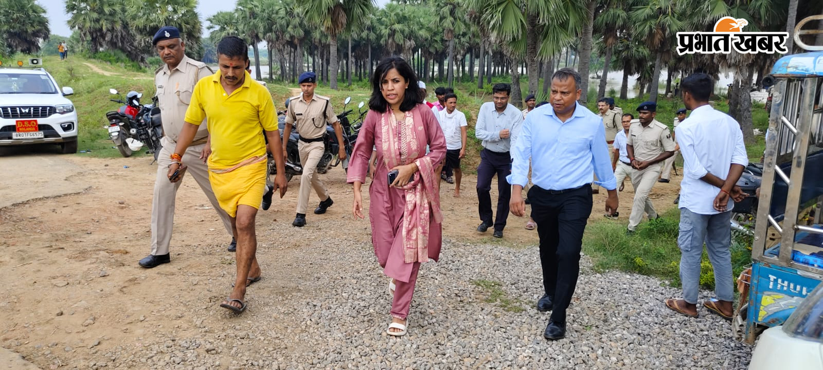 फोटो-फोटो- बाढ़ प्रभावित इलाकों का जायजा लेते डीएम उदिता सिंह, एसपी हृदयकांत व अन्य अधिकारी. | Prabhat Khabar Network