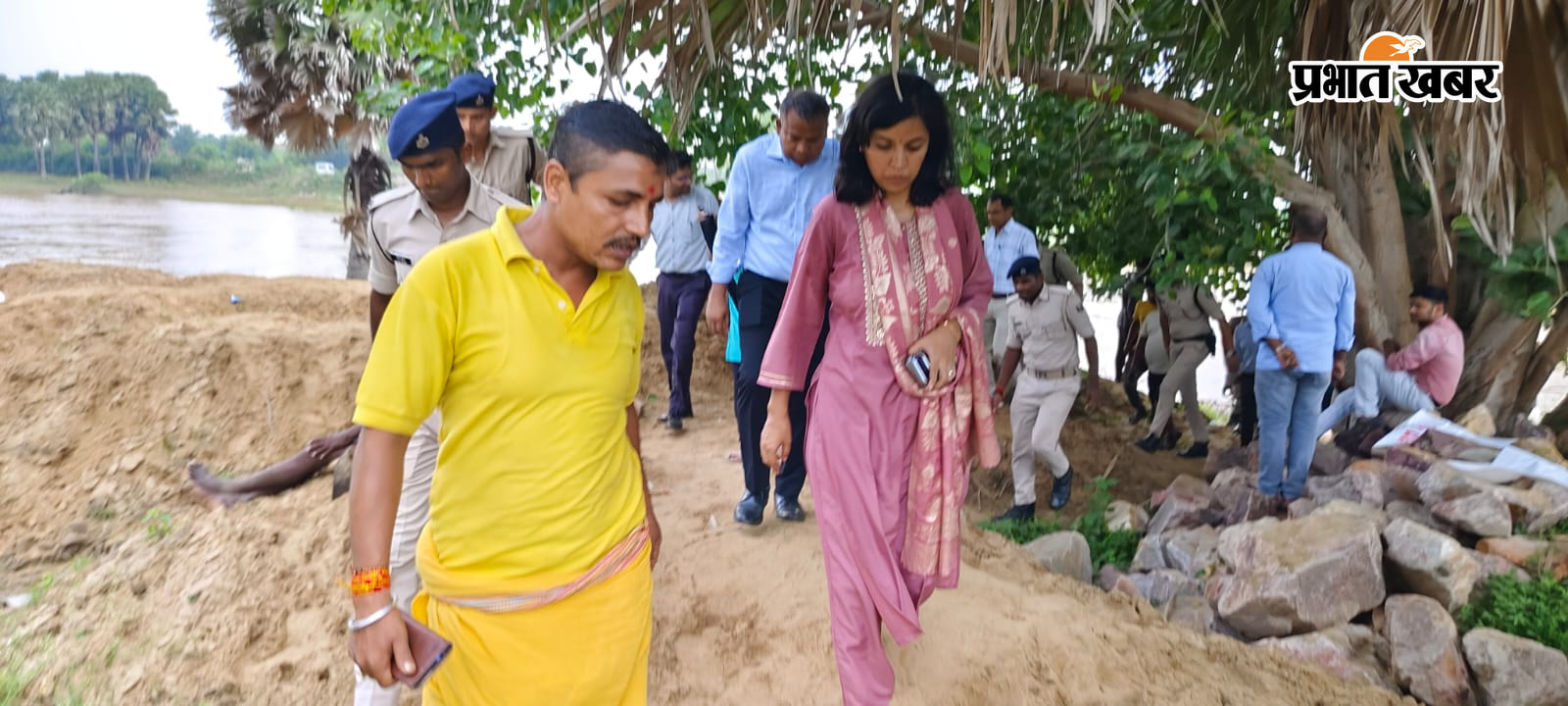फोटो-फोटो- बाढ़ प्रभावित इलाकों का जायजा लेते डीएम उदिता सिंह, एसपी हृदयकांत व अन्य अधिकारी. | Prabhat Khabar Network