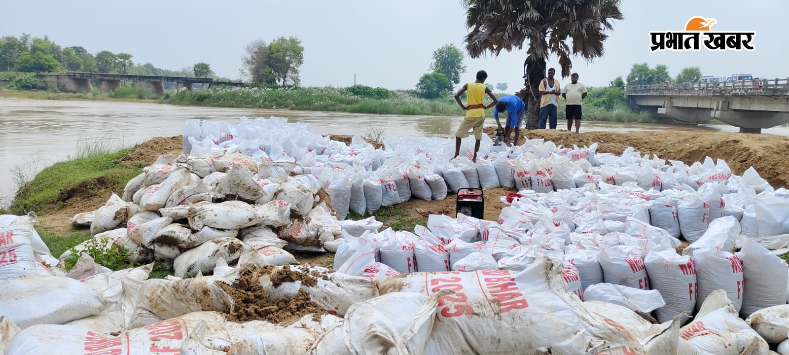 फोटो-फोटो- बाढ़ प्रभावित इलाकों का जायजा लेते डीएम उदिता सिंह, एसपी हृदयकांत व अन्य अधिकारी. | Prabhat Khabar Network