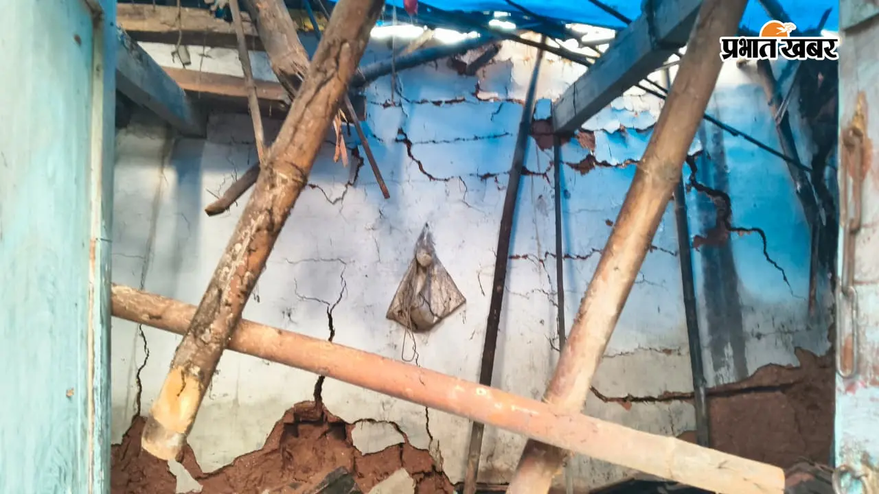 बारिश बनी आफत, दो भाइयों का कच्चा मकान भरभराकर गिरा