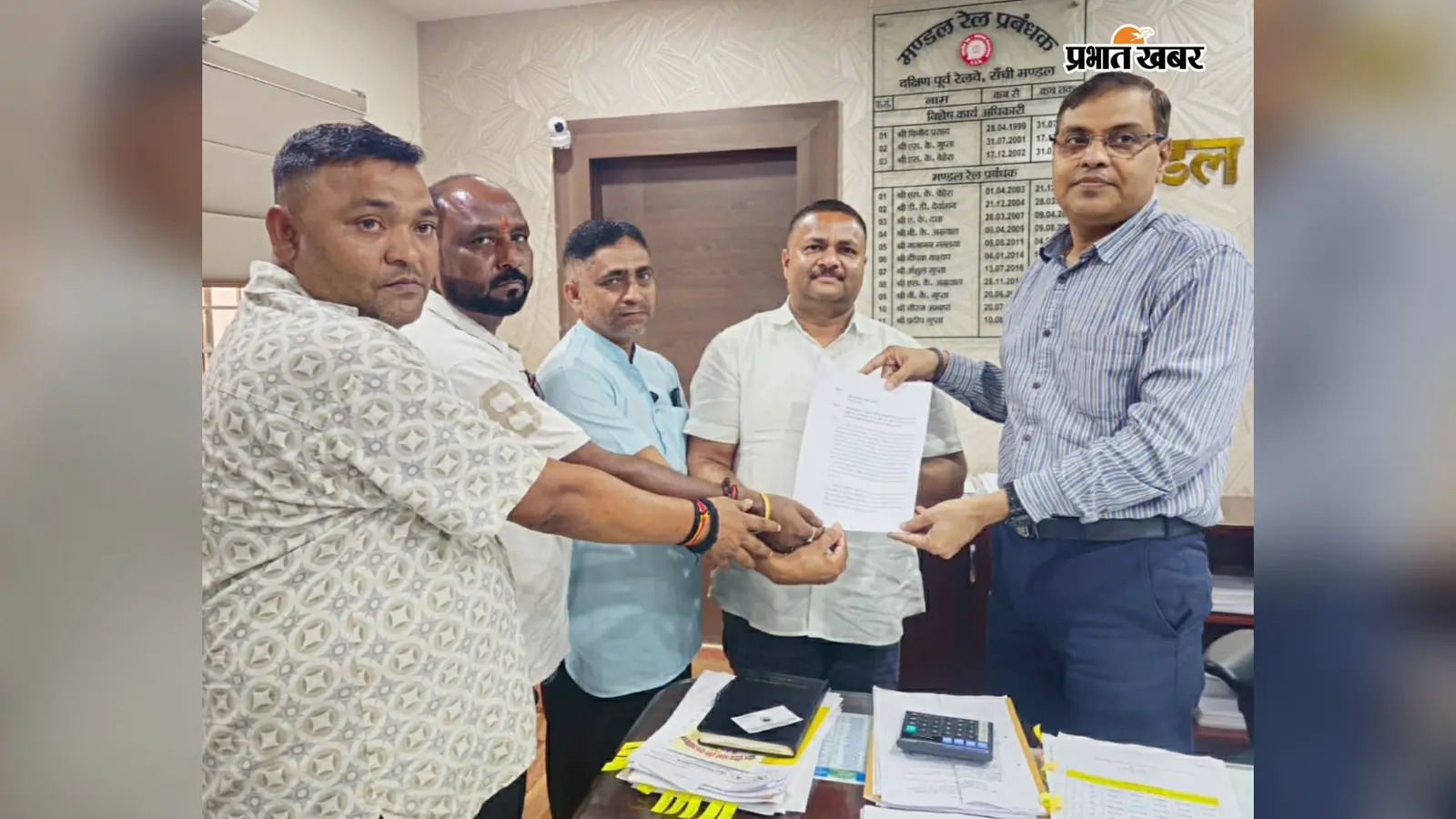 चितरपुर में जर्जर सड़क से सैकड़ों ग्रामीण परेशान, नाली समेत पुनर्निर्माण की मांग लेकर DRM से मिले लोग
