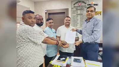 चितरपुर में जर्जर सड़क से सैकड़ों ग्रामीण परेशान, नाली समेत पुनर्निर्माण की मांग लेकर DRM से मिले लोग