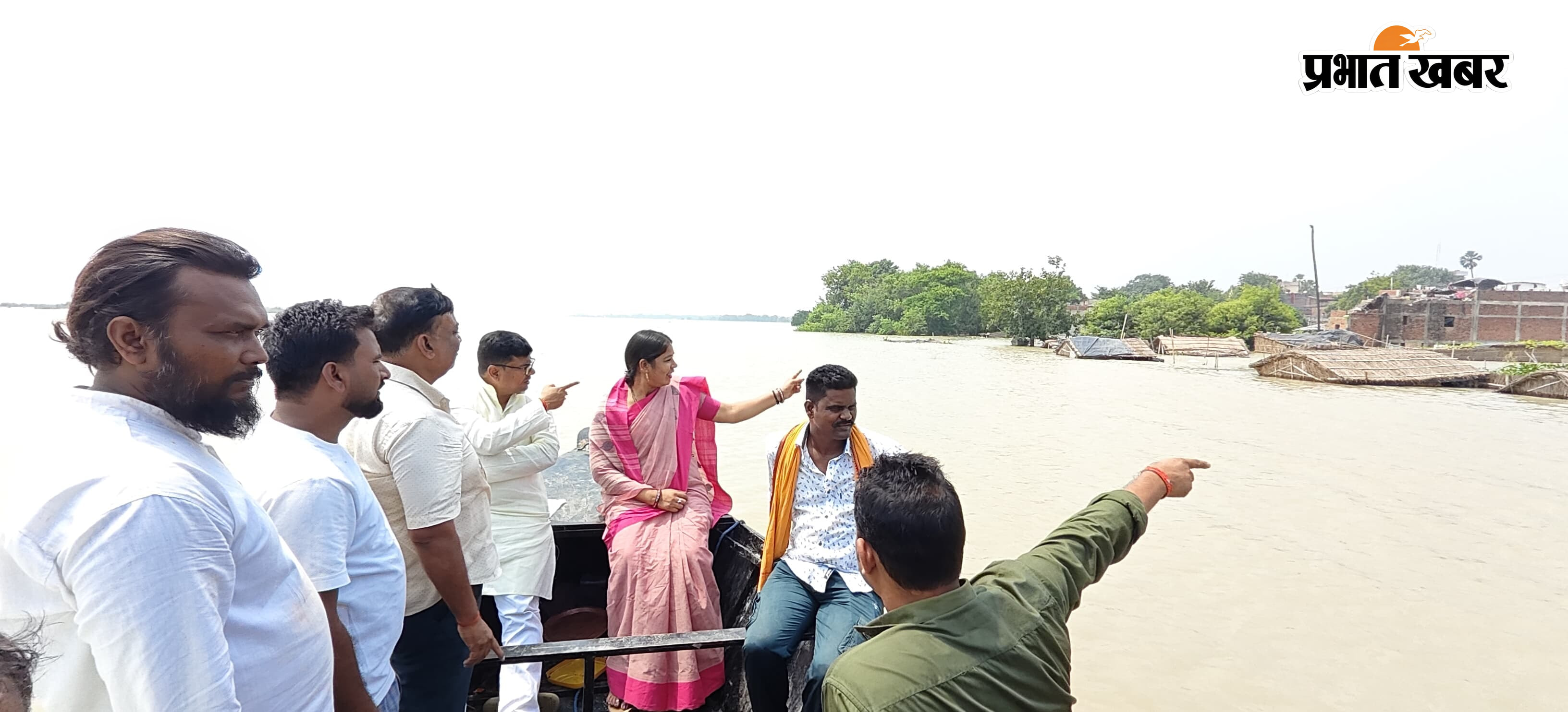 नाव से बाढ़ का जायजा लेती विधायक | Prabhat Khabar Network