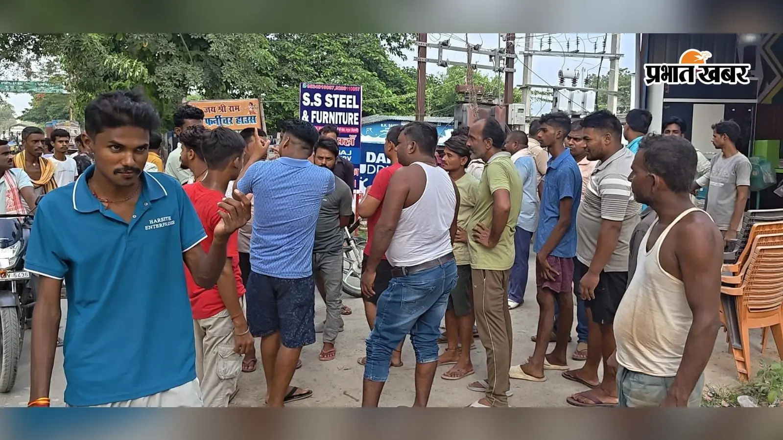 हाजीपुर में ग्राहक बनकर लूटने आये अपराधी, पिस्तौल निकालते ही दुकानदार ने एक को दबोचा, दो भाग गये
