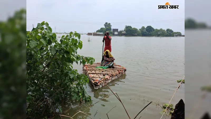 गंगा का जलस्तर बढ़ा, बरियारपुर के कई गांवों का संपर्क भंग, सड़क और रेलवे किनारे रहने को मजबूर बाढ़ पीड़ित