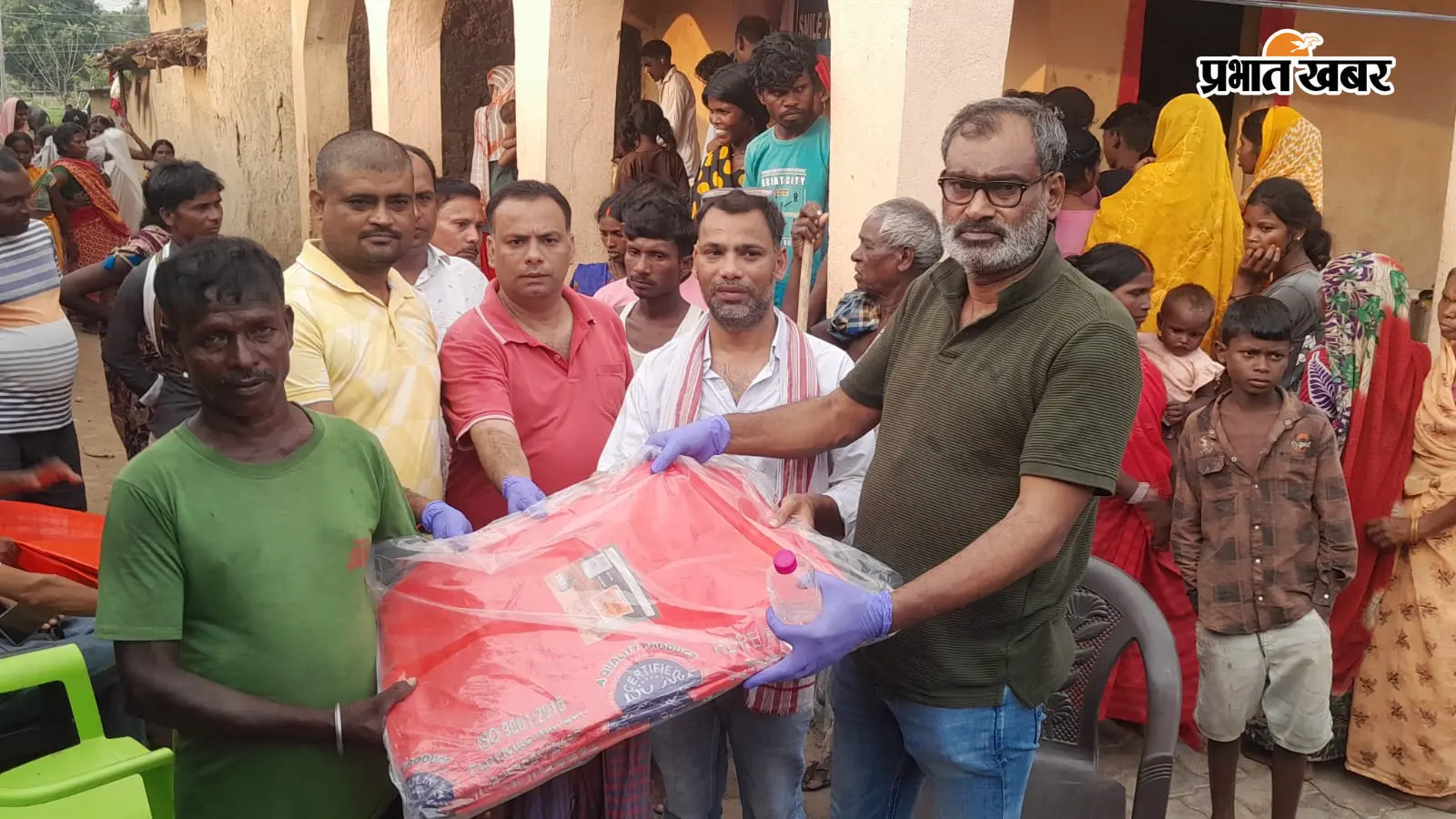 गया जी : गुरारू में बाढ़ पीड़ितों के बीच राहत सामग्री का वितरण, 300 लोगों को कराया गया भोजन