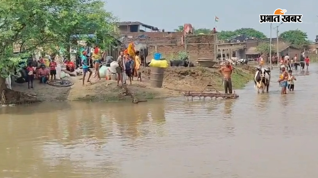साहेबपुरकमाल के दियारा इलाके में फैला बाढ़ का पानी विद्यालय परिसर में बाढ़ का पानी | Prabhat Khabar Network