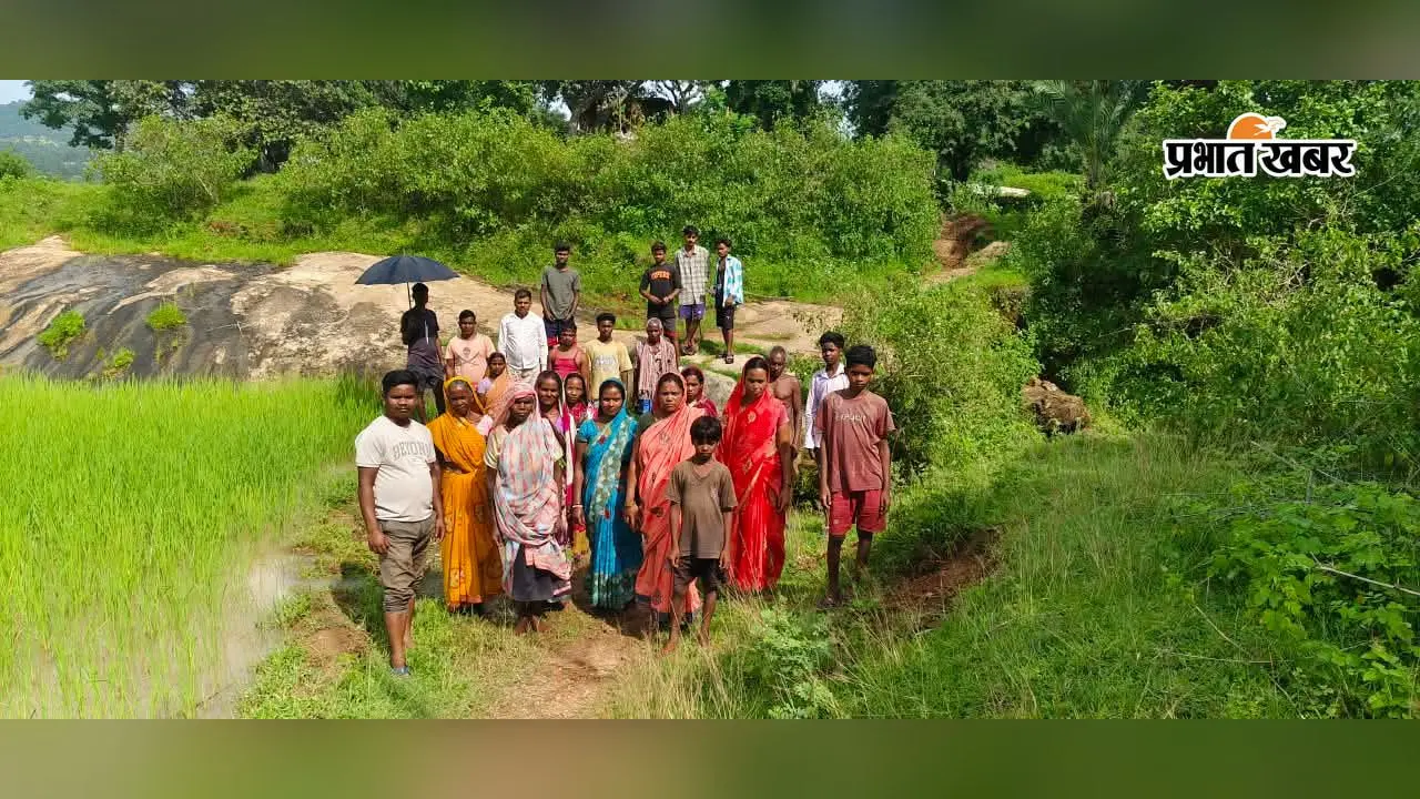 Ground Report : तेतरकोना में चलने के लिए सड़क नहीं, बरसात में गांव में ही कैद हो जाते हैं ग्रामीण