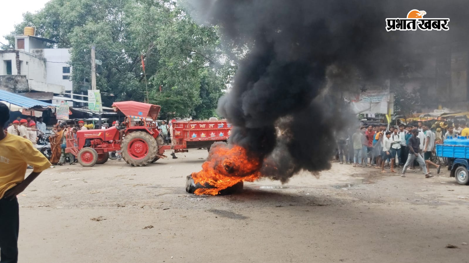 मृतक अभय कुमार का फ़ाइल फोटो एवं सड़क जमा व आगजनी का फोटो | Prabhat Khabar Network