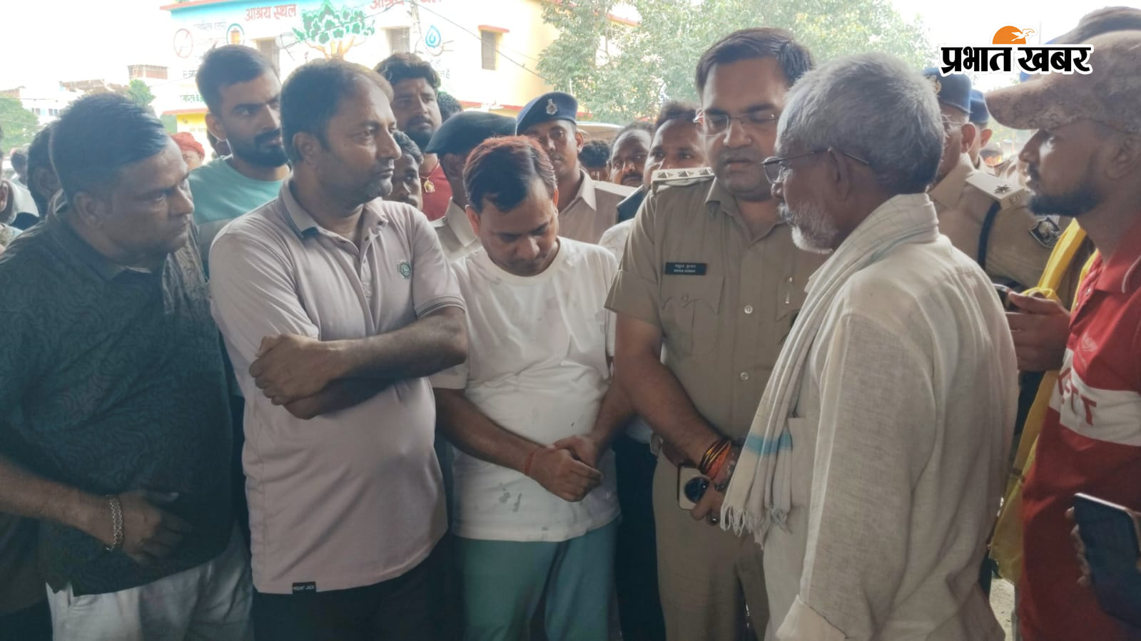 मृतक अभय कुमार का फ़ाइल फोटो एवं सड़क जमा व आगजनी का फोटो | Prabhat Khabar Network