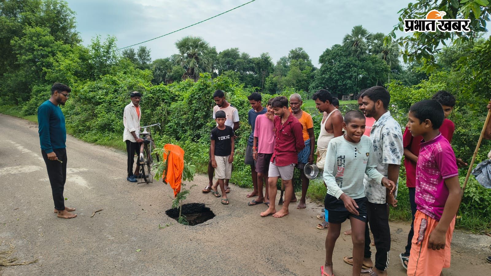 सड़क धंसने की तस्वीर
