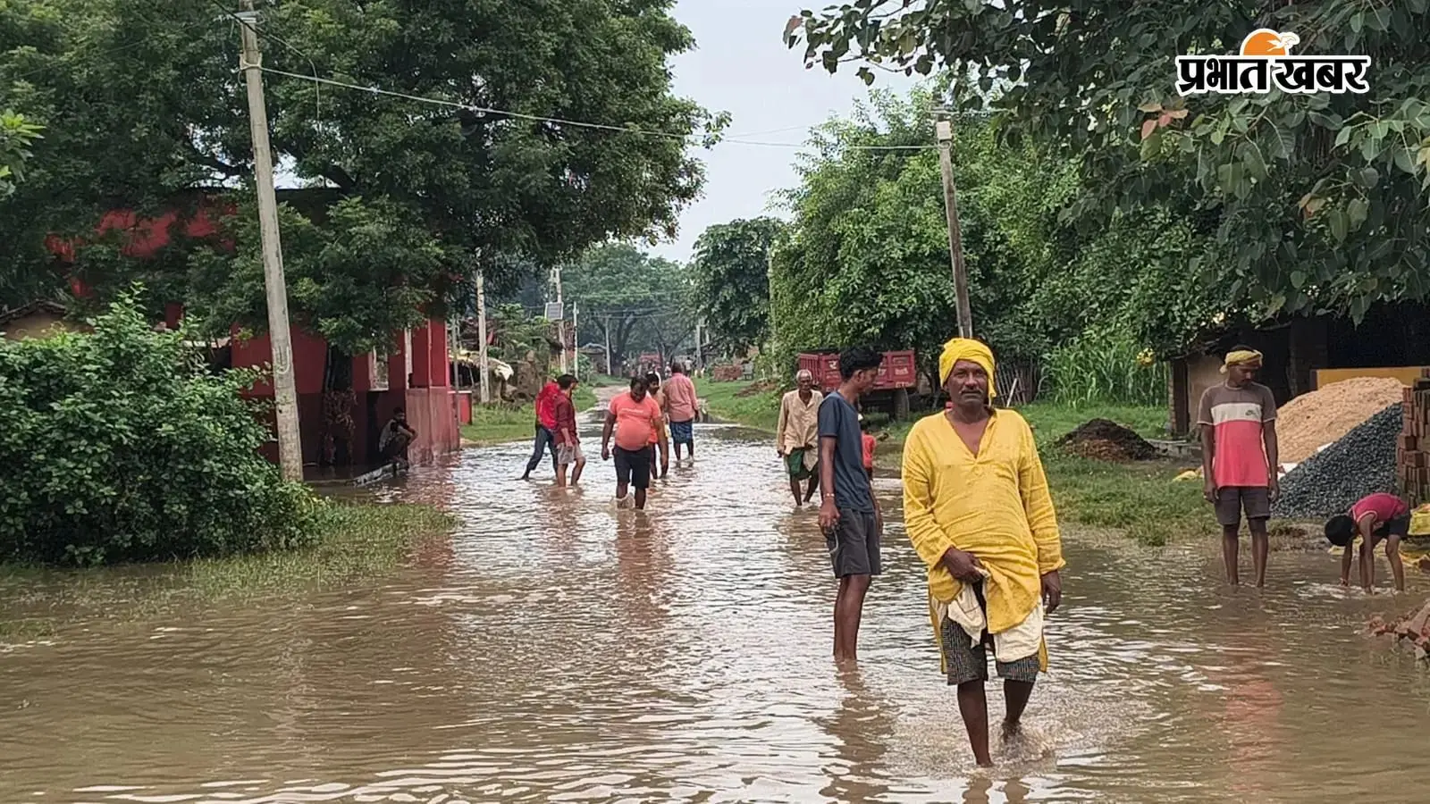 सबार-भभुआ मुख्य पथ पर तीन फीट तक बह रहा बाढ़ का पानी, कई गांवों में बने बाढ़ जैसे हालात