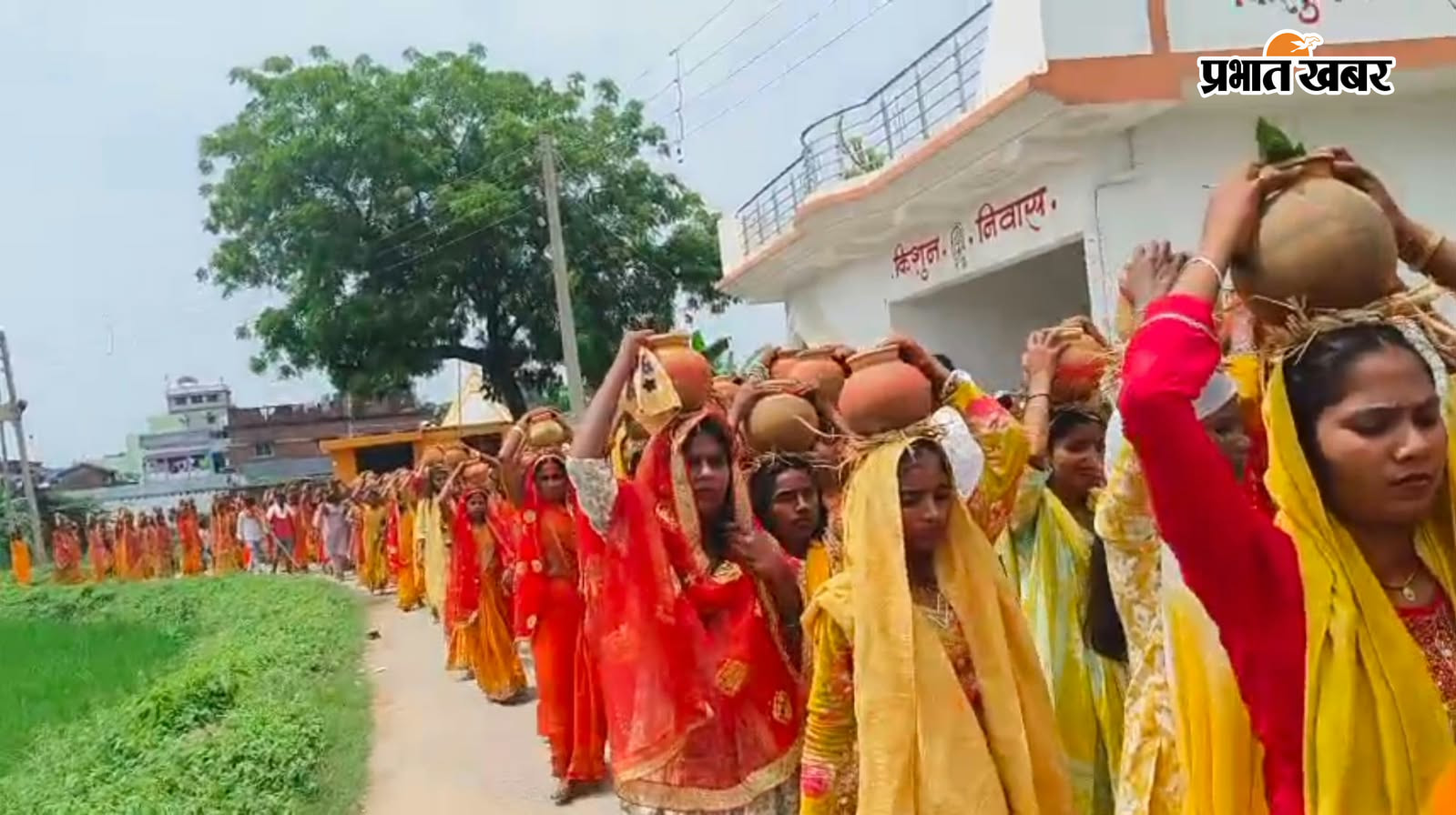 फोटो :- 1. धनार्जय नदी से कलश में जल भरते ग्रामीण   2. कलश लेकर यात्रा करते श्रद्धालू     3.लोमष ऋषि पहाड़ी के समीप प्रवचन देते कथावाचक करते | Prabhat Khabar Network