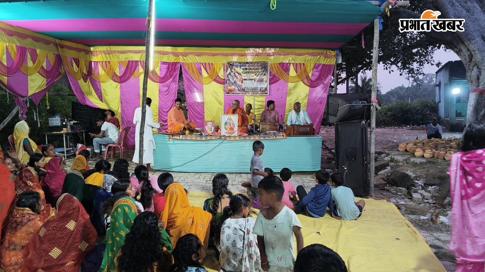 फोटो :- 1. धनार्जय नदी से कलश में जल भरते ग्रामीण   2. कलश लेकर यात्रा करते श्रद्धालू     3.लोमष ऋषि पहाड़ी के समीप प्रवचन देते कथावाचक करते | Prabhat Khabar Network