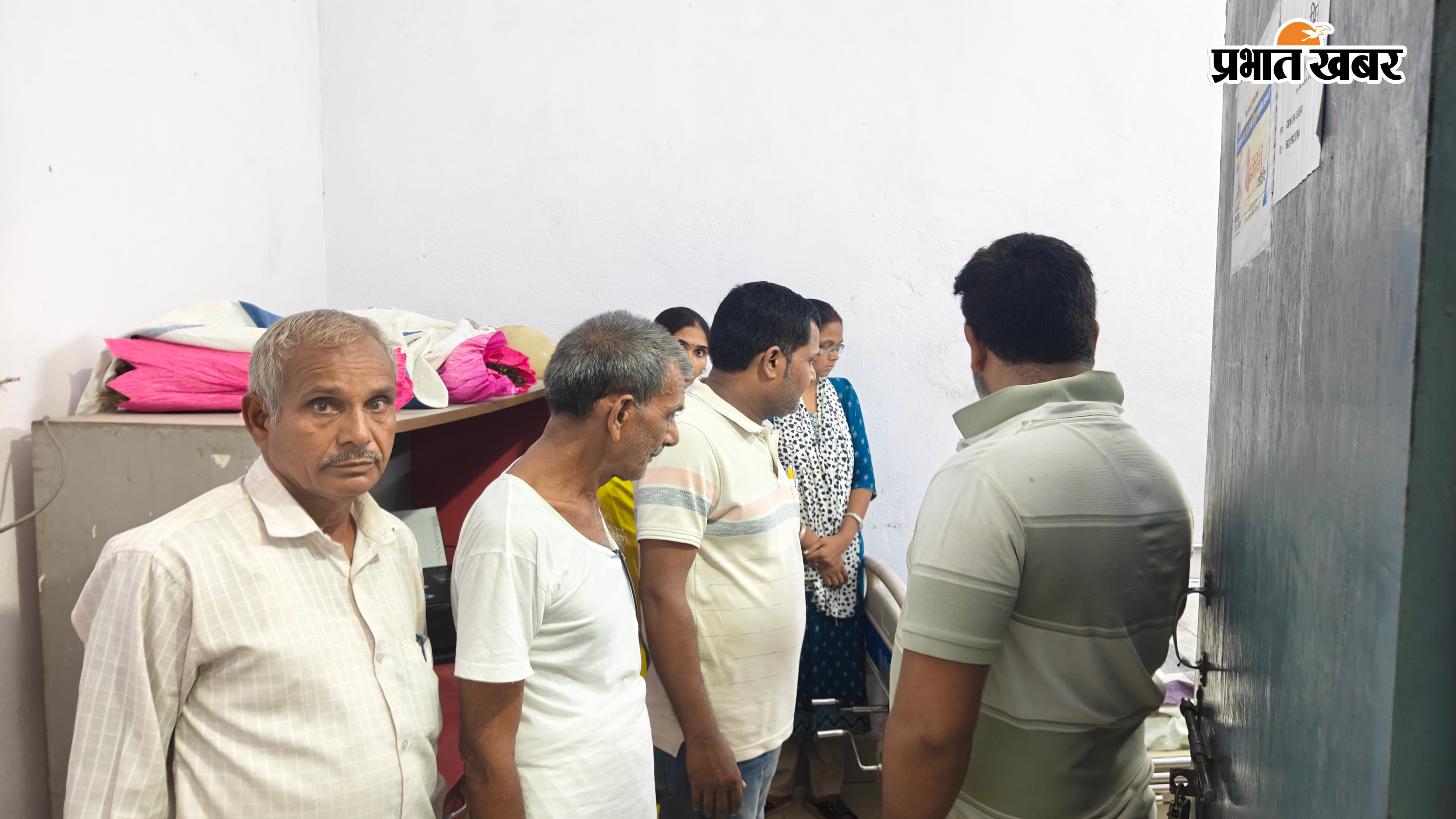 मृतक शव देखने के लिए उमड़ी भीड़  मृतक एनएम सिम्पल सुमन की फाइल फोटो | Prabhat Khabar Network