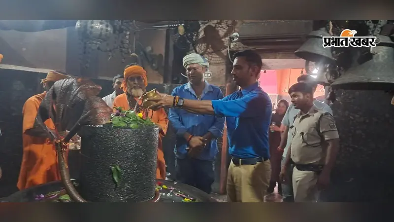 कृष्णाष्टमी पर सोहगरा धाम पहुंचे सीवान DM, पूजा-अर्चना कर जिलेवासियों के सुख-समृद्धि की कामना