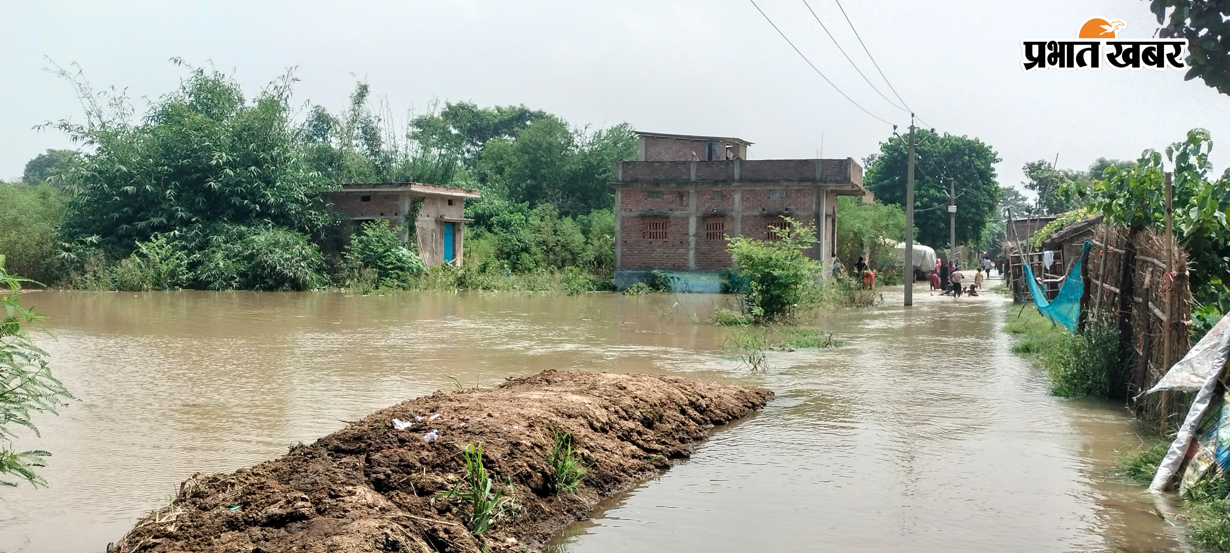 मटिहानी प्रखंड के कई पंचायत में घुसा बाढ़ की पानी, बाढ़ पीड़ित लोग हैं दहशत में, | Prabhat Khabar Network