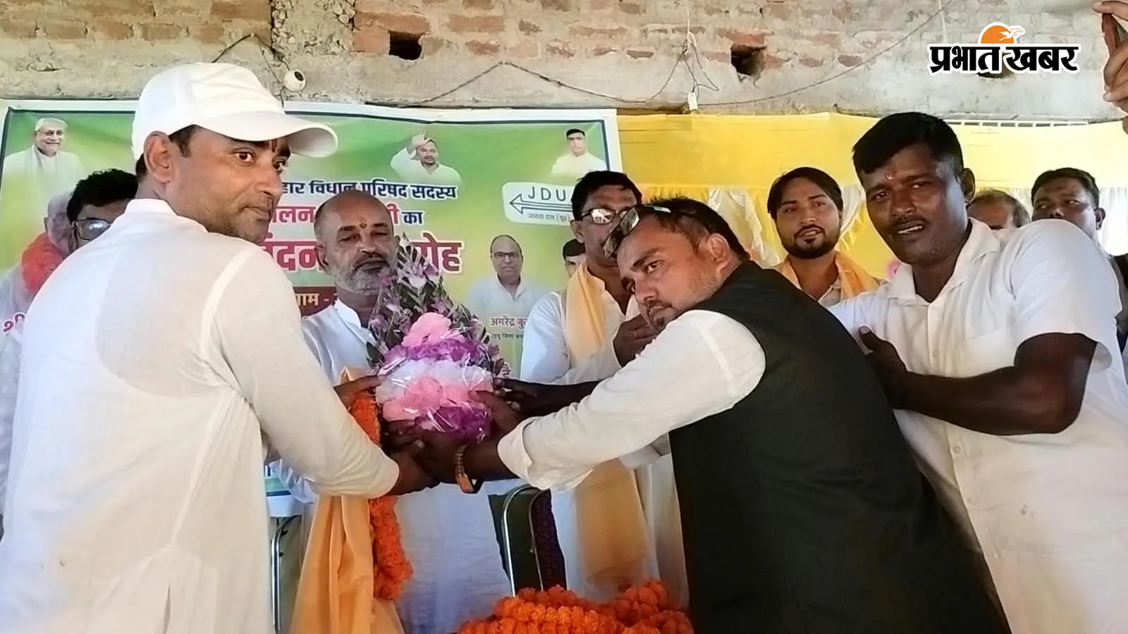शंभुगंज में एमएलसी ललन प्रसाद ने तिलडीहा दुर्गा मंदिर में की पूजा, जनसंपर्क कर सुनीं ग्रामीणों की समस्याएं