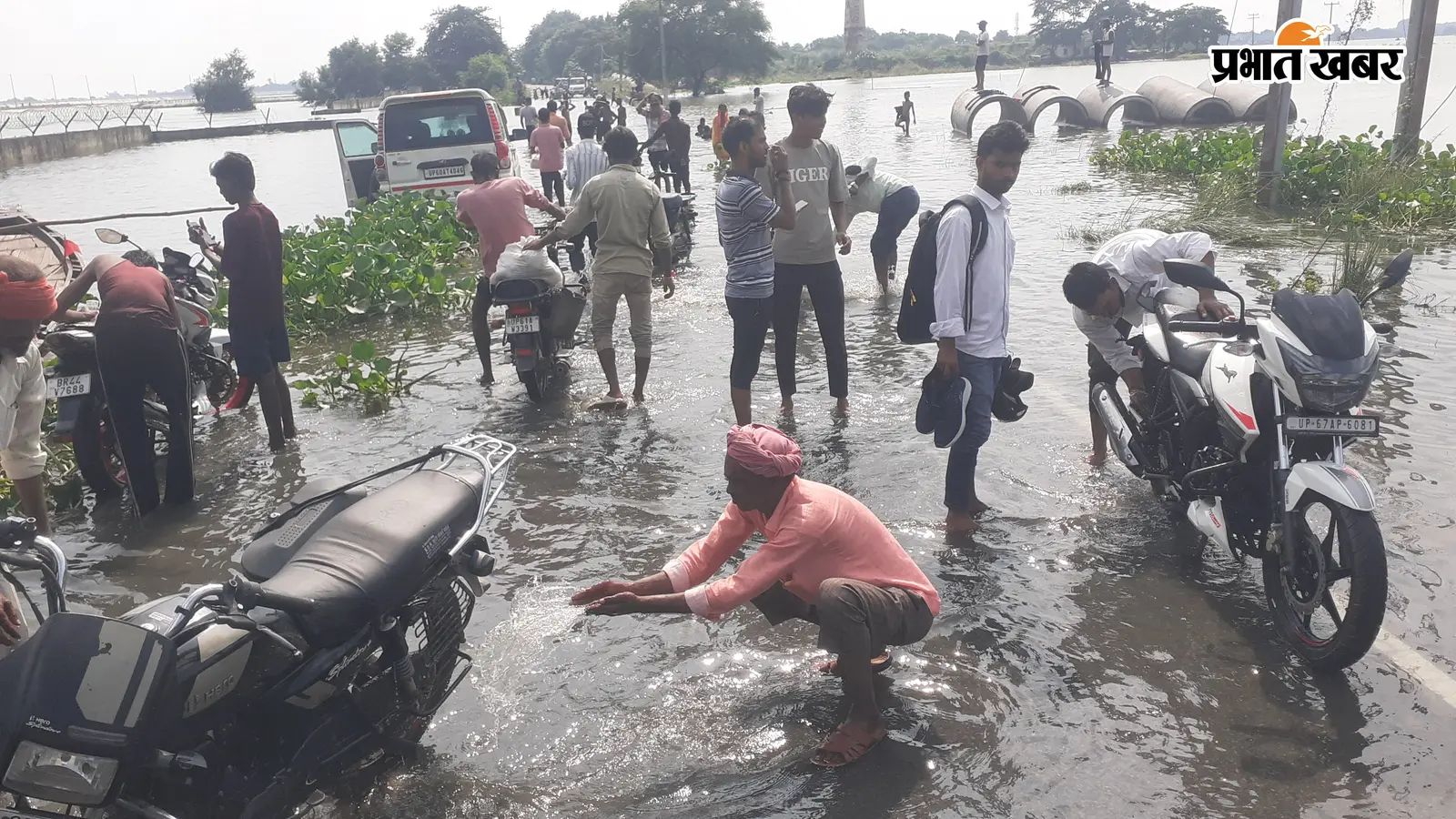 चौसा मोहनिया हाइवे पर चढ़ा पानी
