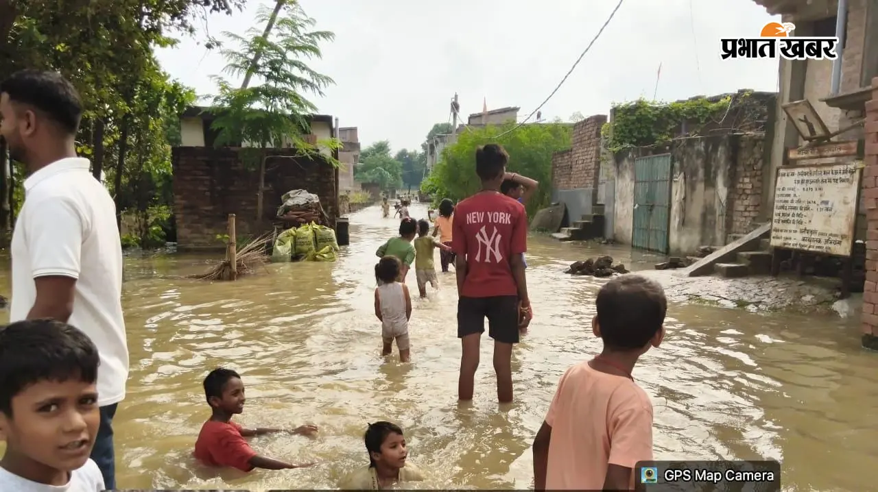 जमालपुर में गंगा का जलस्तर खतरे के निशान से ऊपर, रिहायशी इलाकों में घुसा बाढ़ का पानी