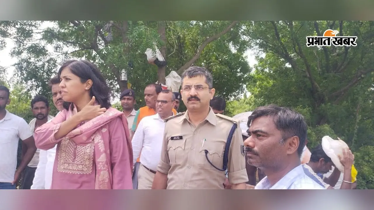 जमींदारी बांध टूटा तो गांव में घुसा बाढ़ का पानी, मोटर बोट से पहुंचे सांसद; अधिकारियों को दिए त्वरित कार्रवाई के निर्देश