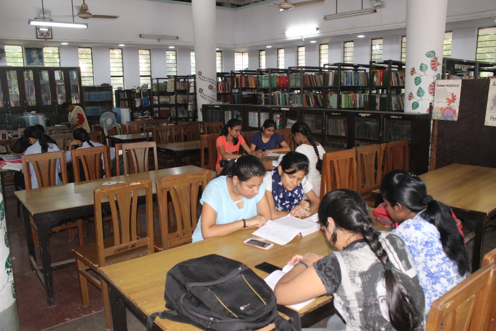 लाइब्रेरी में छात्राएं (फाइल फोटो).