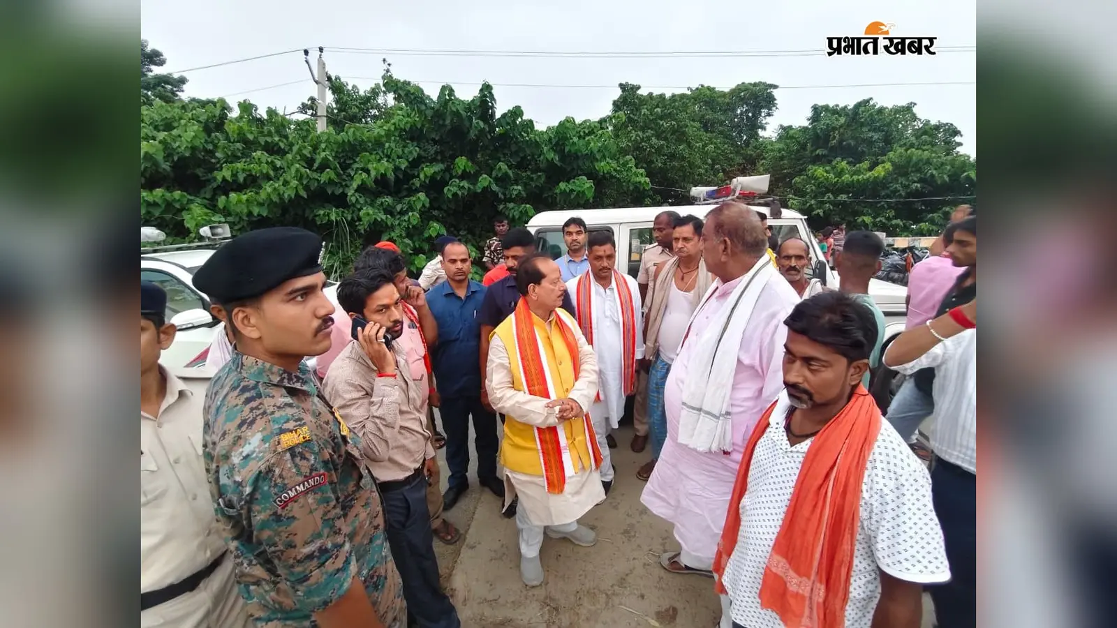 बाढ़ पीड़ितों के बीच पहुंचे कृषि मंत्री विजय कुमार सिन्हा! बड़हिया-खुटहा में खुद संभाला मोर्चा, अफसरों को दिए सख्त निर्देश