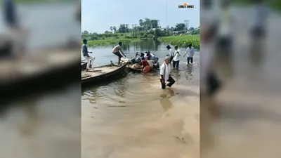 नाव हादसा: सोहरवाघाट में बाइक सवारों समेत डूबने लगी नाव, मची अफरा-तफरी
