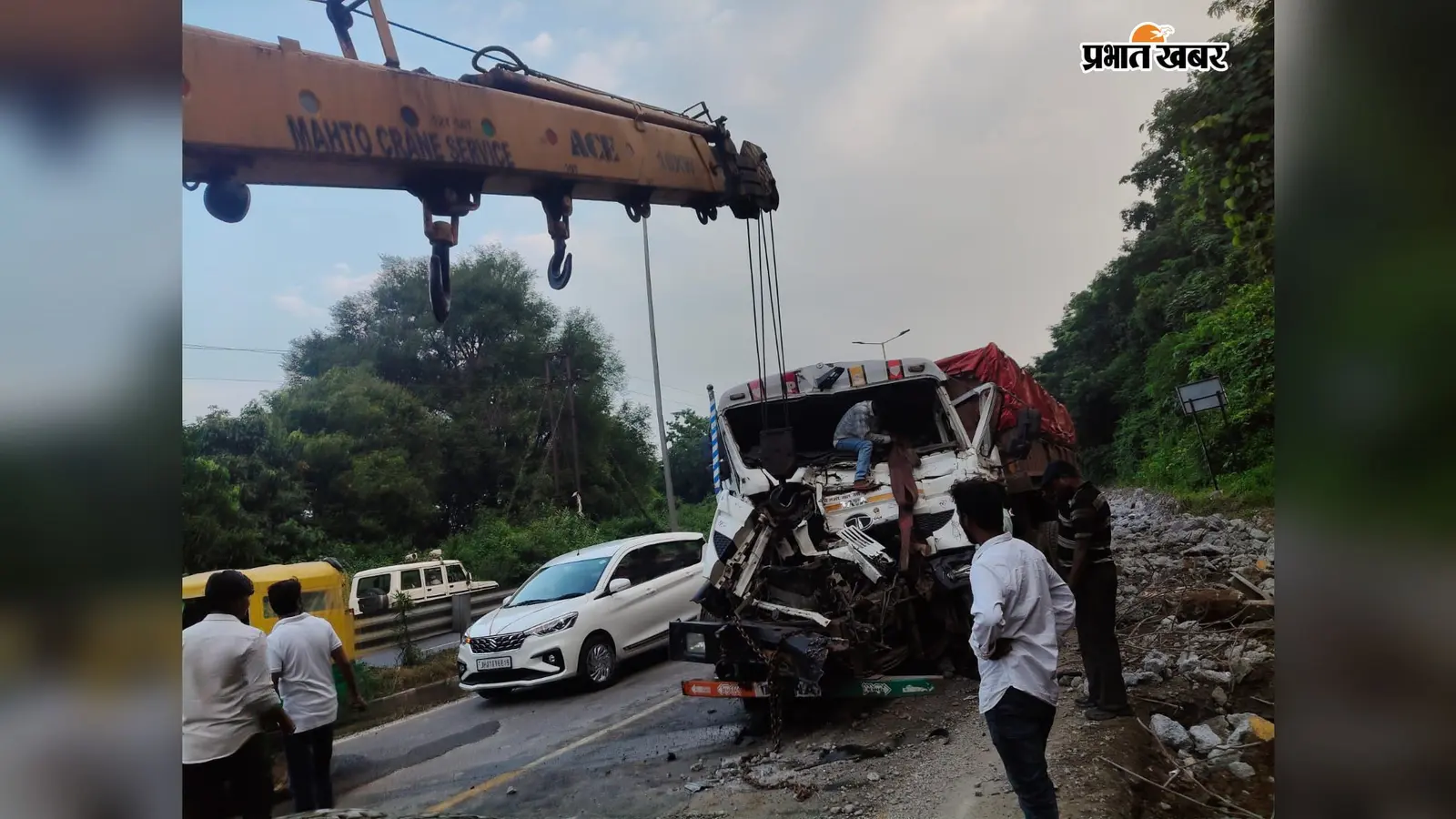 चुटूपालू घाटी में ब्रेक फेल होने से अनियंत्रित ट्रेलर ने कई वाहनों को मारी टक्कर, स्टेशन मैनेजर की मौत