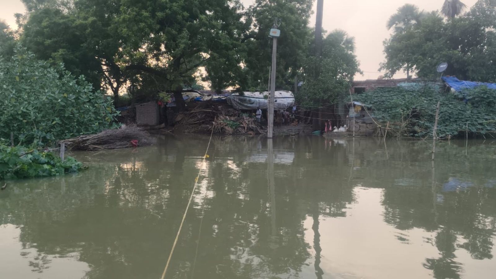 फुलवारीशरीफ में बाढ़ के पानी से घिरा गांव