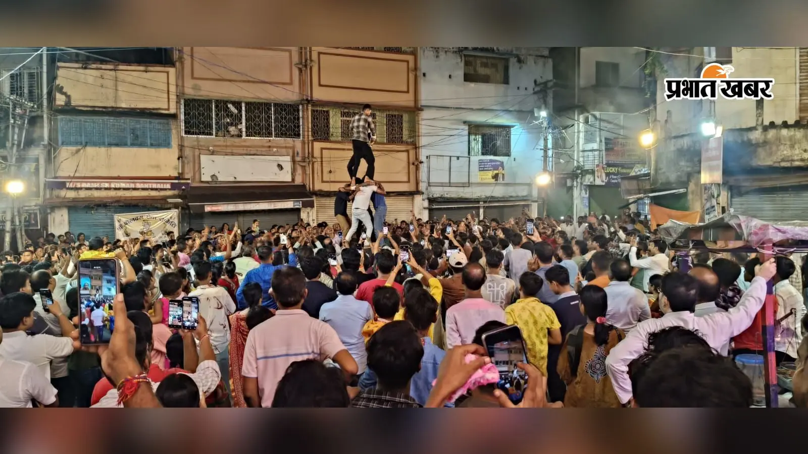 दुमका में जन्माष्टमी की धूम, बड़ी ठाकुरबाड़ी से मारवाड़ी चौक तक गूंजे जय श्रीकृष्ण के जयकारे