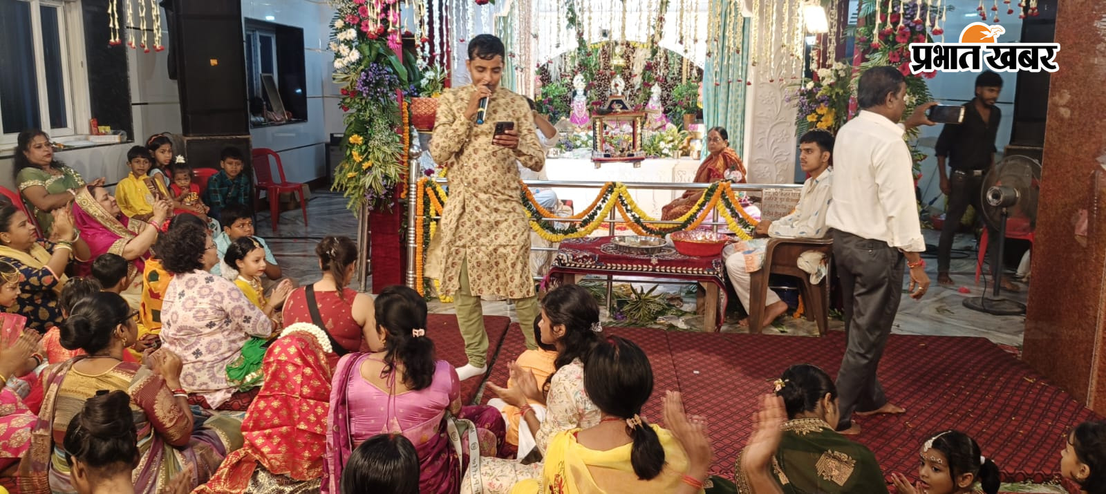 मटका फोड़ कार्यक्रम में भाग लेते प्रतिभागी भजन प्रस्तुत करते शिवम पंसारी | Prabhat Khabar Network