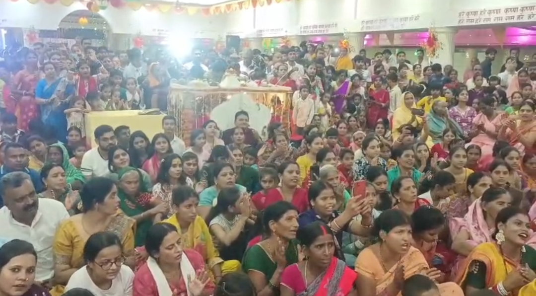 पागलबाबा आश्रम में श्रीकृष्ण जन्मोत्सव पर झूमते श्रद्धालु। Prabhat Khabar Network