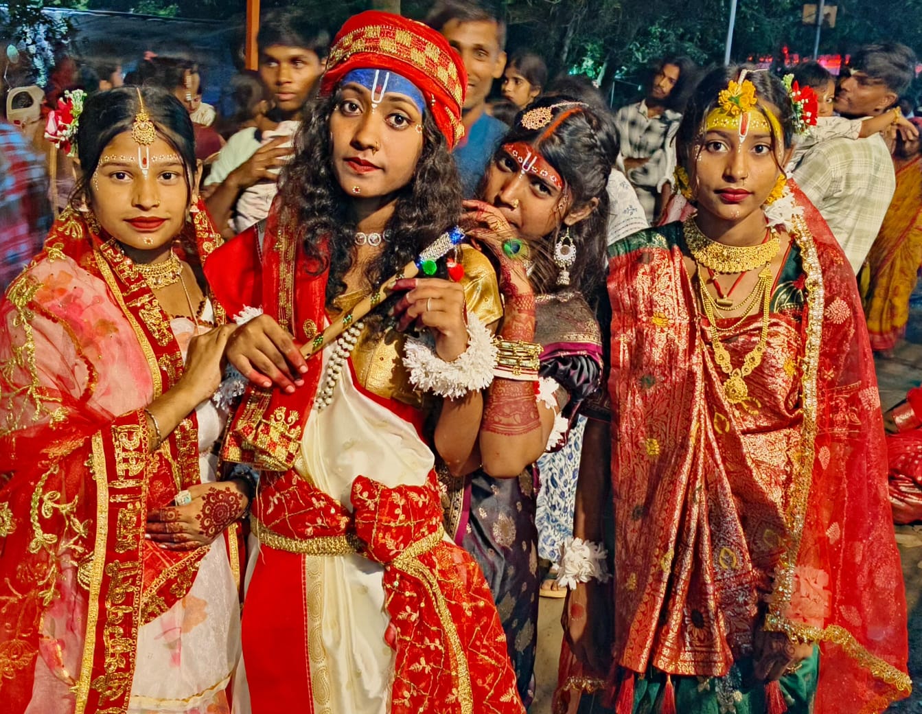 अपनी कला को प्रदर्शित करते क्षेत्रीय कलाकार। Prabhat Khabar Network