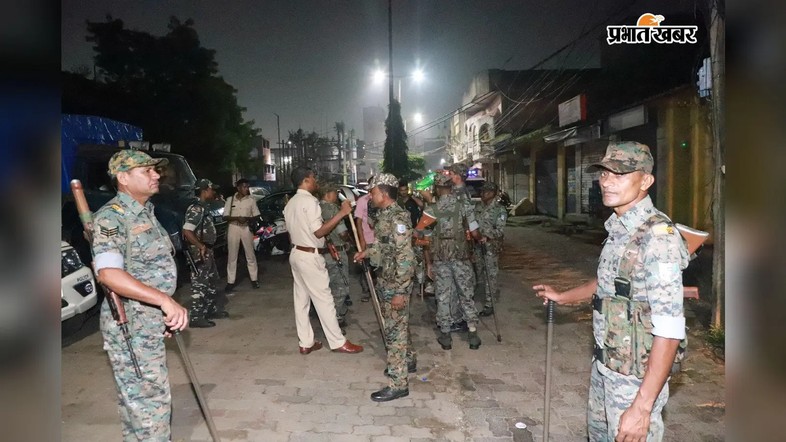 गोवंश चोरी के संदेह में दो गुटों में भिड़ंत, पथराव के बाद पुलिस की लाठीचार्ज और फायरिंग