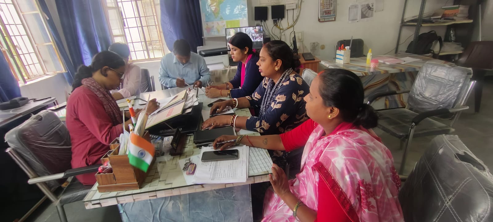 शिक्षकों के साथ चंचला