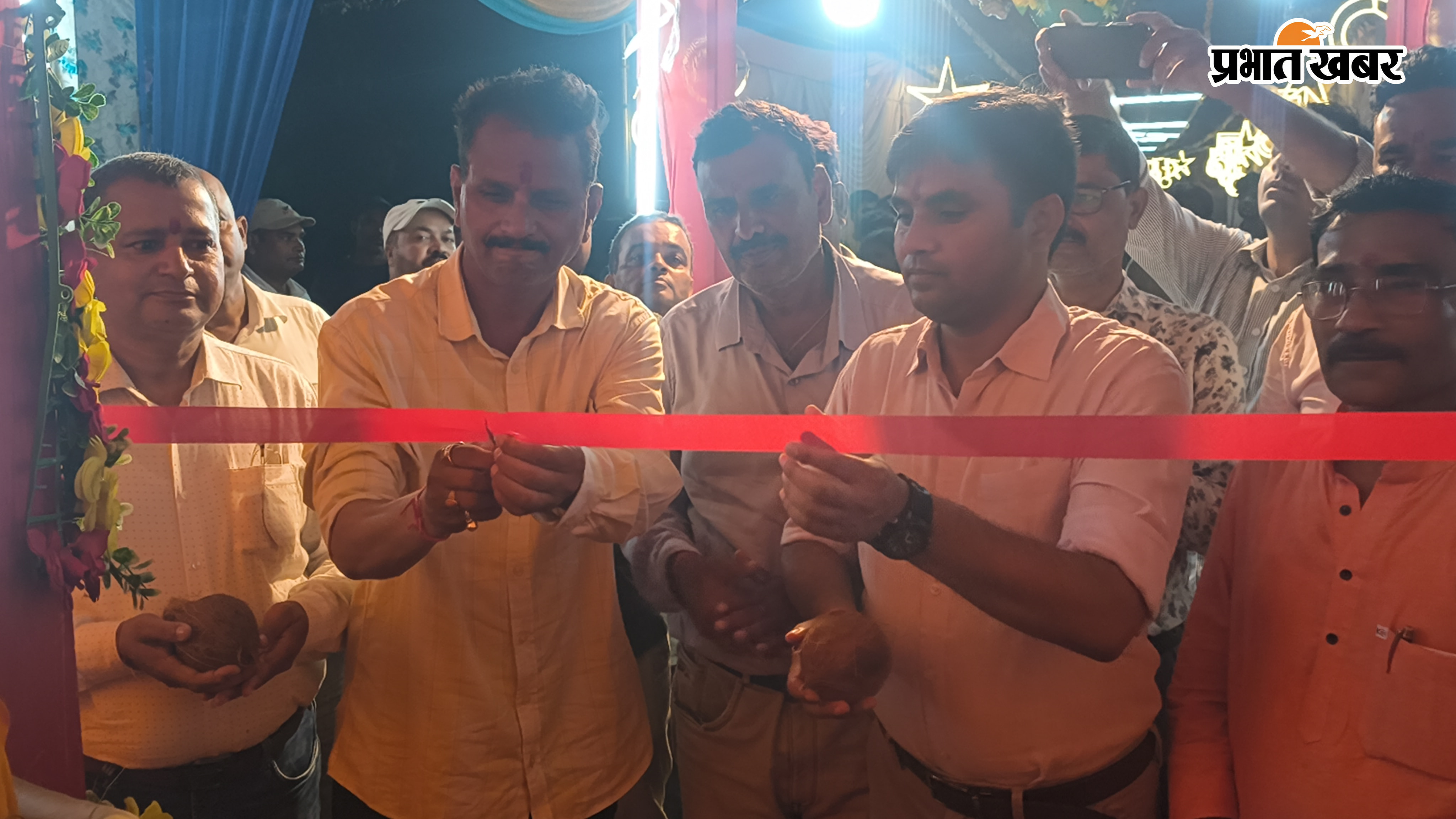 झांकी का उद्घाटन करते सहायक अभियंता एवं अन्य अधिकारी | Prabhat Khabar Network