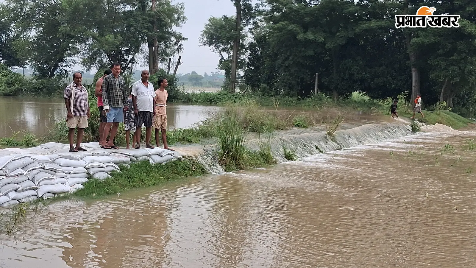 बरियारपुर में बाढ़ का कहर, प्रखंड-अंचल कार्यालय समेत कई स्कूल डूबे : सड़क और रेलवे किनारे रहने को मजबूर लोग