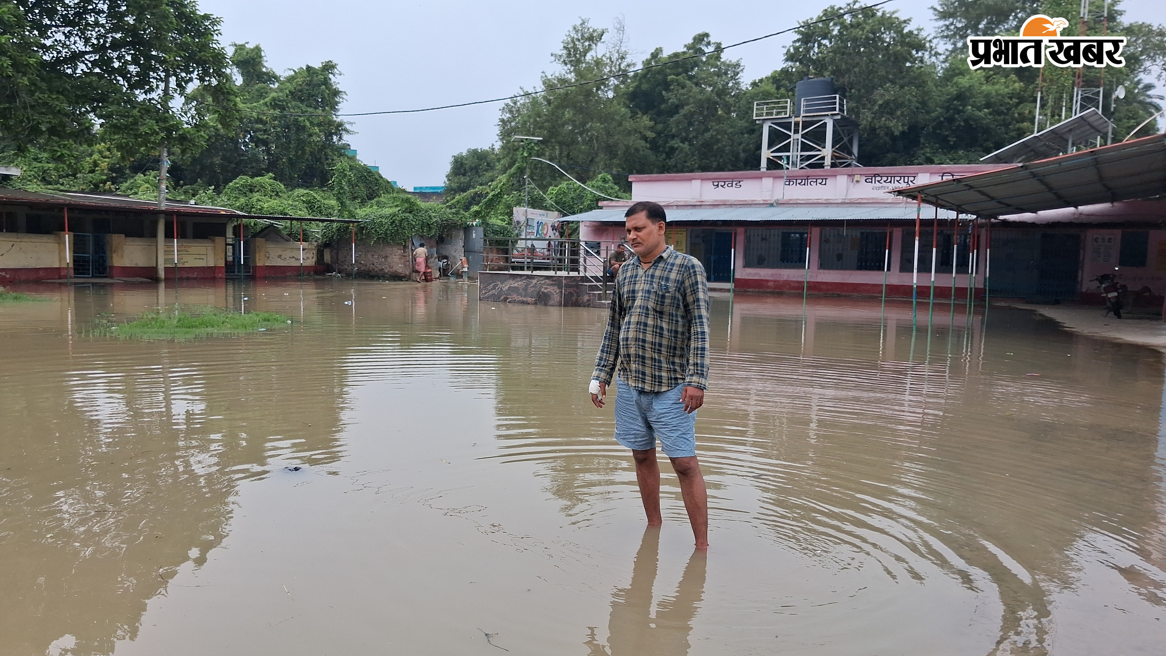 बाढ़ पानी में डूबे हुए प्रखंड कार्यालय एवं विद्यालय सहित बांध से बाढ़ पानी का ओवरफ्लो | Prabhat Khabar Network