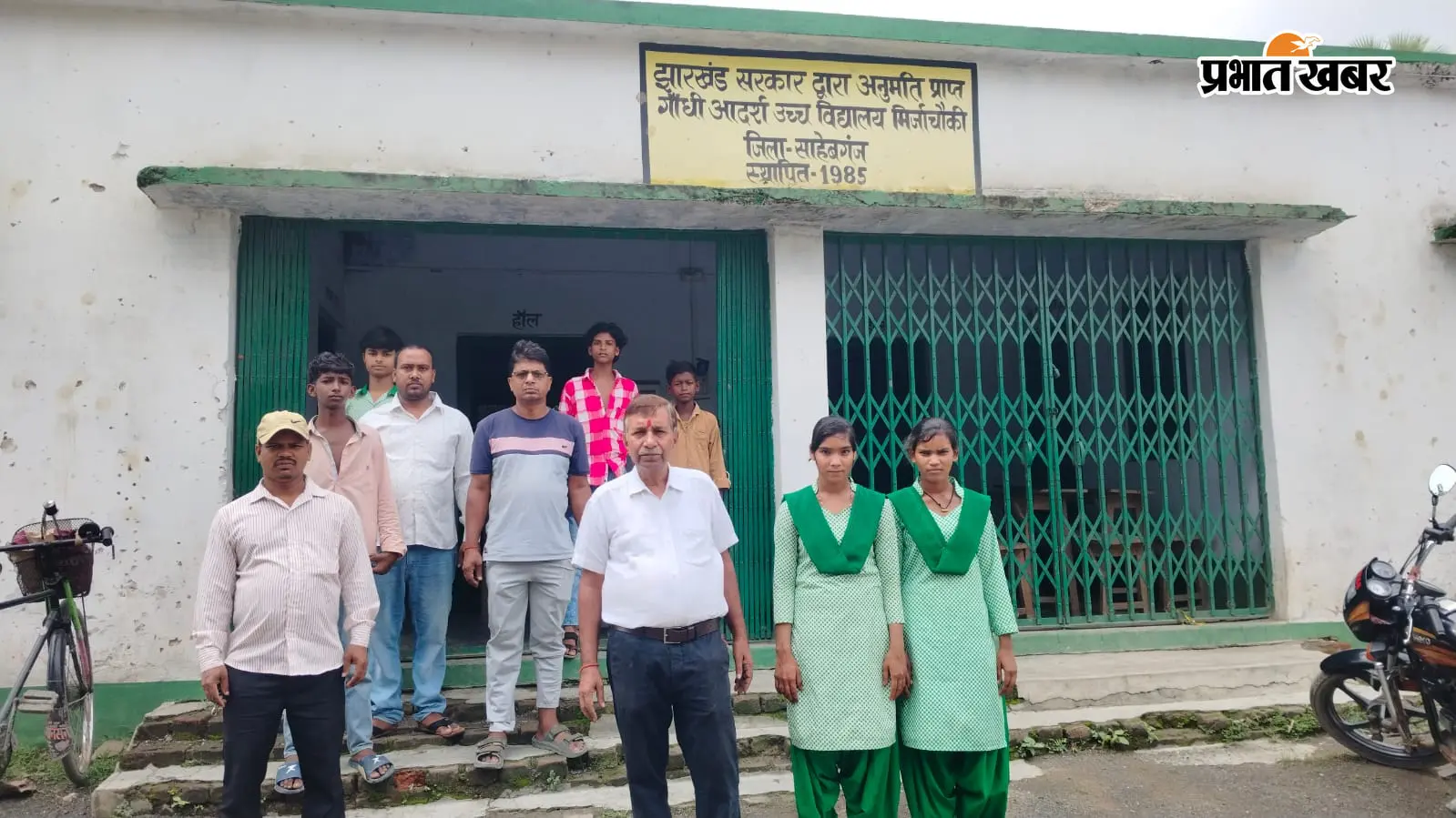 साहिबगंज में खिड़की तोड़ स्कूल में घुसे चोर... दो पंखे और वायरिंग ले उड़े बदमाश