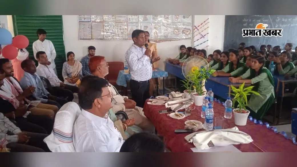बदलाव की नई इबारत: लातेहार के सुदूर ग्रामीण स्कूल में बच्चों को मिल रही कॉन्वेंट जैसी शिक्षा