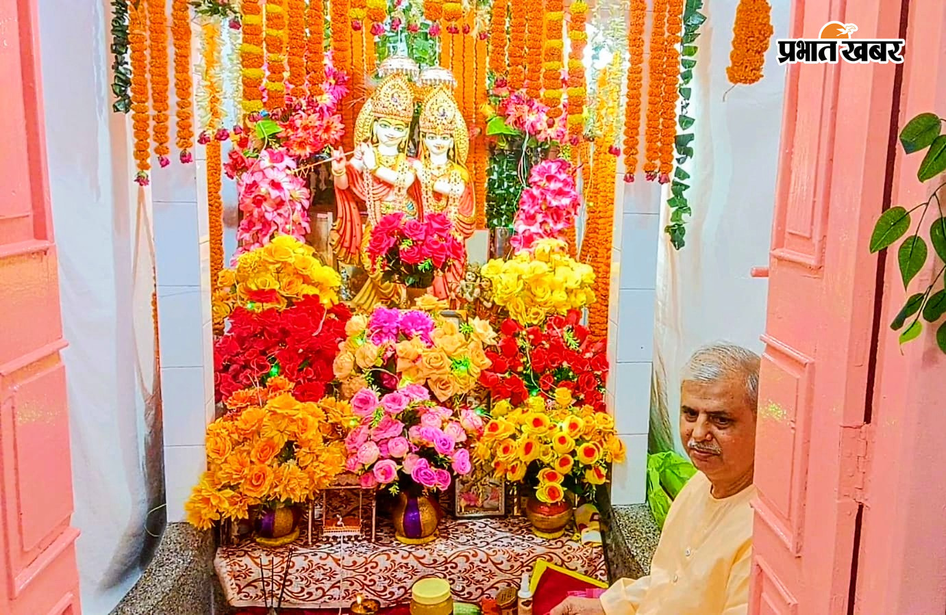 : तुलसीकित्ता ठाकुरबाड़ी में स्थापित राधाकृष्ण प्रतिमा व पूजन करते पंडित अजीत मिश्र उर्फ ललन जी महाराज। पथरगामा डाकघर रोड स्थित गंगाराम साह ठाकुरबाड़ी में स्थापित राधाकृष्ण प्रतिमा। | Prabhat Khabar Network