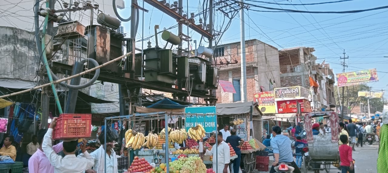 बिजली के ट्रांसफार्मर के नीचे सज रही दुकान