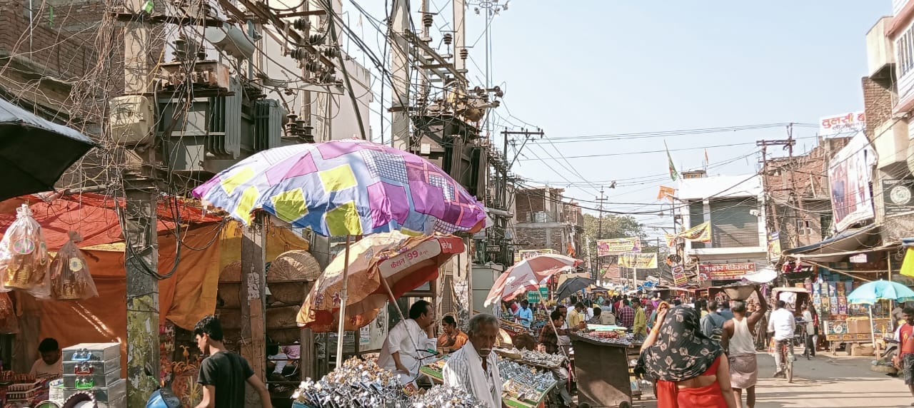 बिजली के ट्रांसफार्मर के नीचे सज रही दुकान