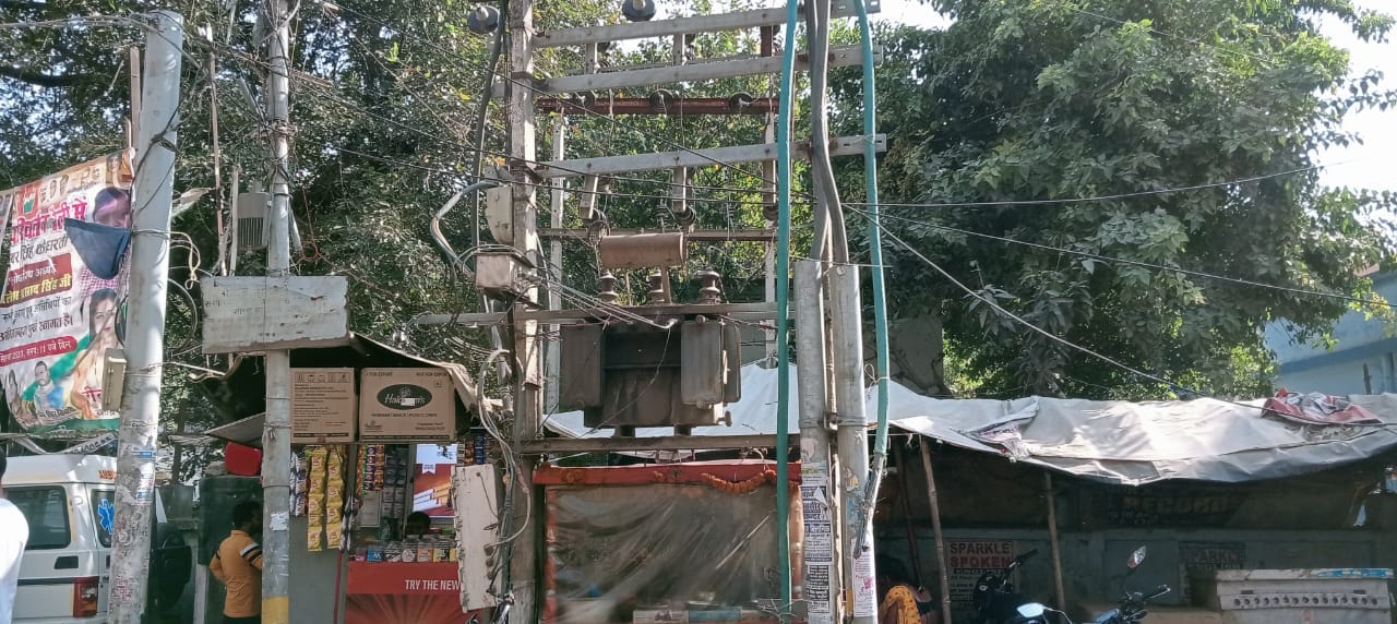 बिजली के ट्रांसफार्मर के नीचे सज रही दुकान