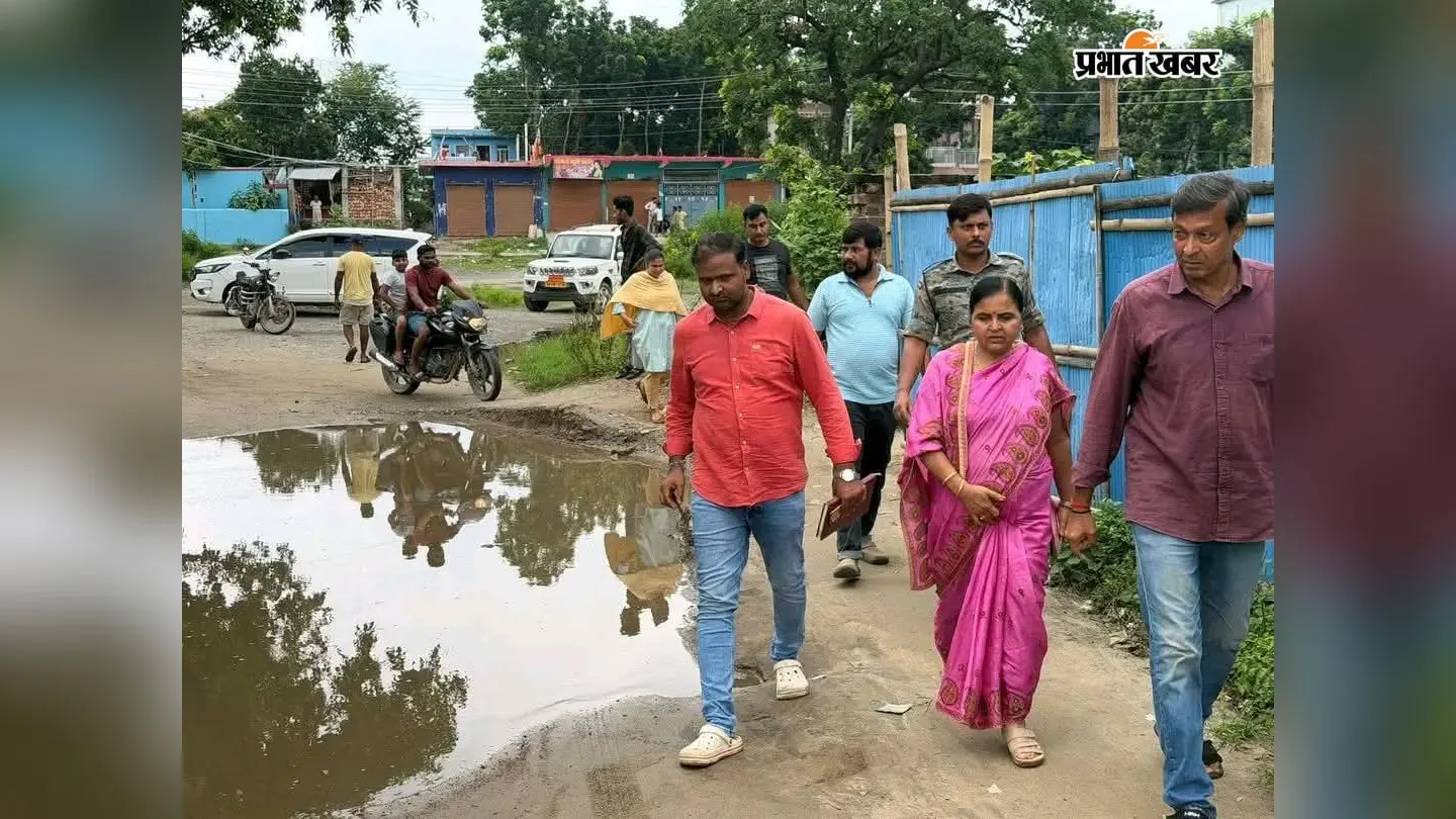 पार्षद विहीन वार्ड-5 की बदहाल सड़क पर महापौर का संज्ञान, देर रात तक चला मरम्मत कार्य