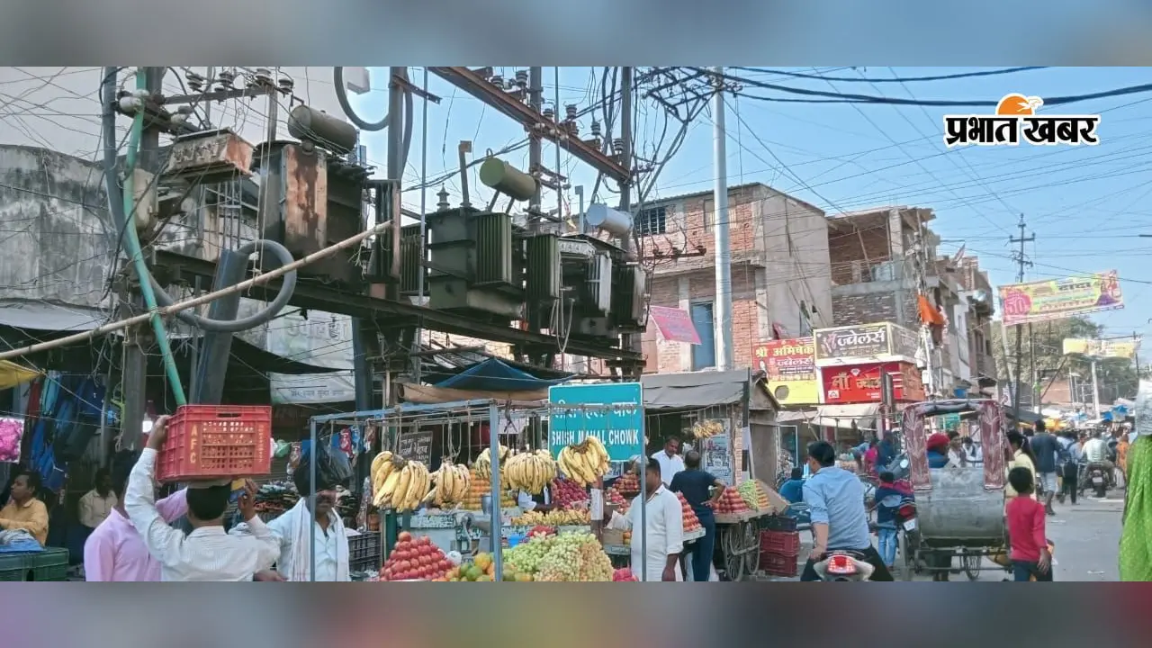 ट्रांसफार्मर के नीचे दुकानें होने से किसी विद्युत दुर्घटना की स्थिति में लोगों को सुरक्षित निकालना भी मुश्किल हो सकता है. आग या अन्य तकनीकी समस्या होने पर आसपास मौजूद लोगों के बीच अफरातफरी की स्थिति पैदा हो सकती है. इसलिए ट्रांसफार्मरों के नीचे से दुकानों को हटाना जरूरी है.