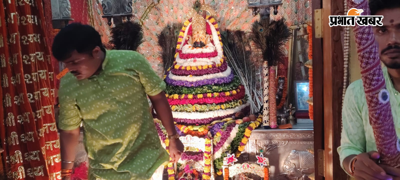 फोटो जन्माष्टमी के अवसर पर श्रीकृष्ण भक्ति में झुमते श्रद्धालू | Prabhat Khabar Network